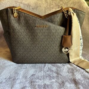 MICHAEL KORS
Jet Set Large Signature Logo Shoulder Bag